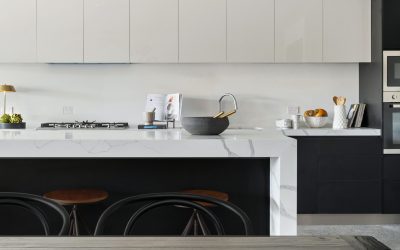 Black Kitchen Cabinets: The key to not reduce the space visually.