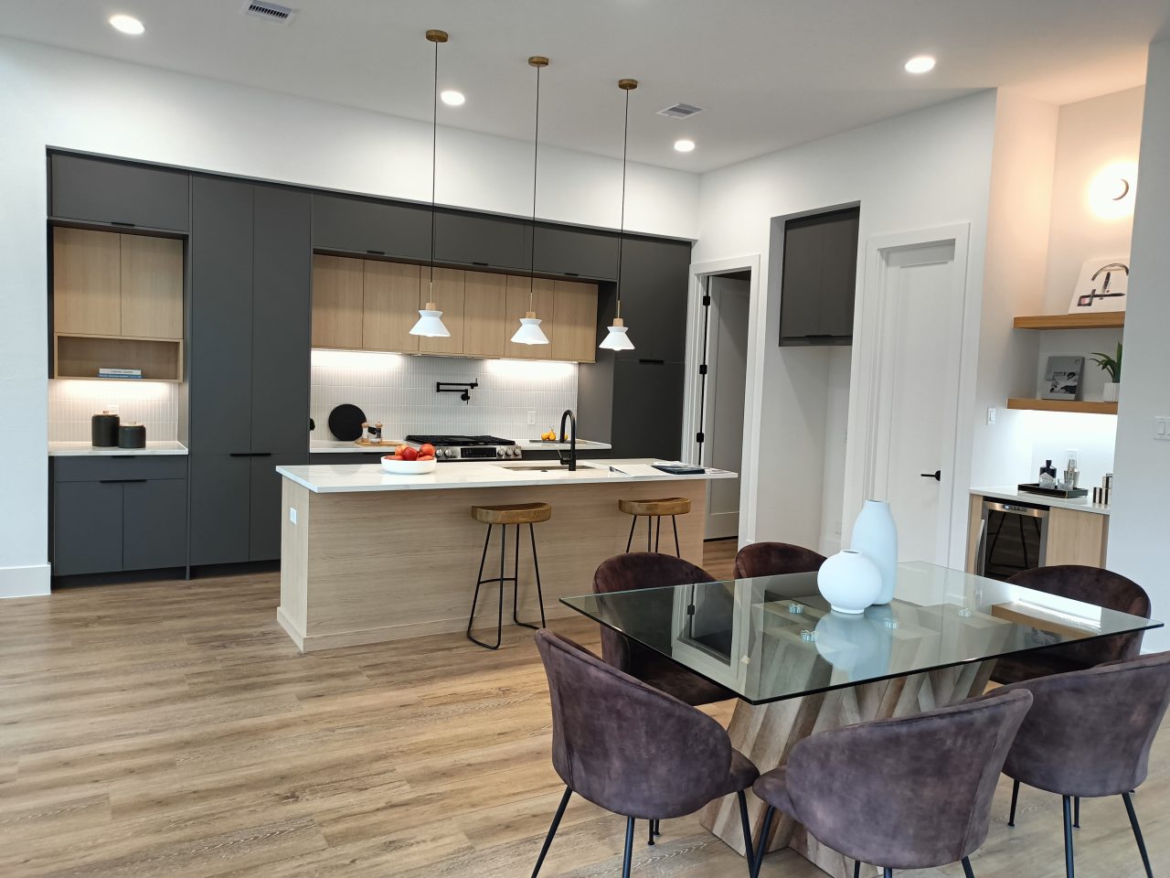 Top Houston TX Cabinet Makers Crafting Custom Woodwork for Modern Homes